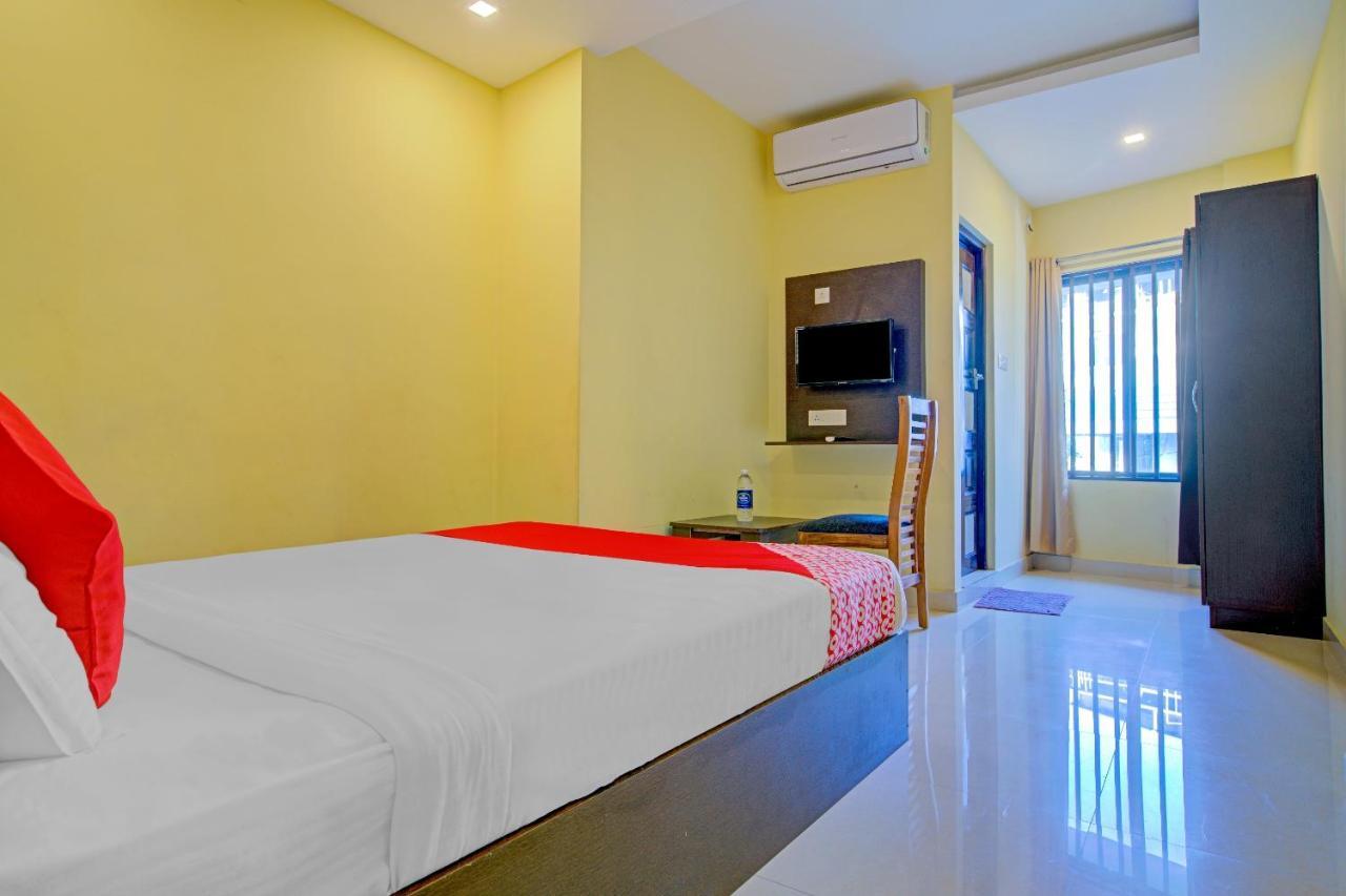 Oyo Flagship 77876 Amigo Suites Kochi Exterior photo